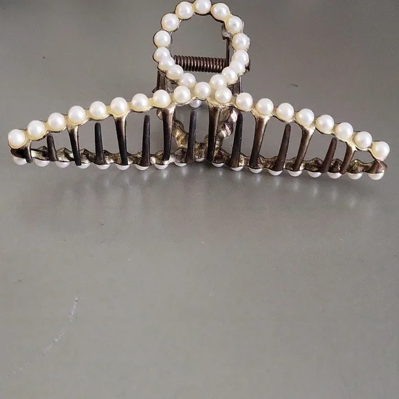 Vintage Pearl-Embellished Hair Clip and Floral Compact - Picture 7 of 7